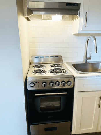 Electric Range In Kitchen at Flats at 87Ten, Charlotte